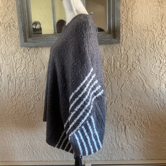 Poncho - Picture 3 of 9